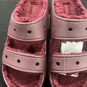 CROCS Classic Cozzzy Sandal – Men’s 8 / Women’s 10 (Burgundy/Wine) Mauve
